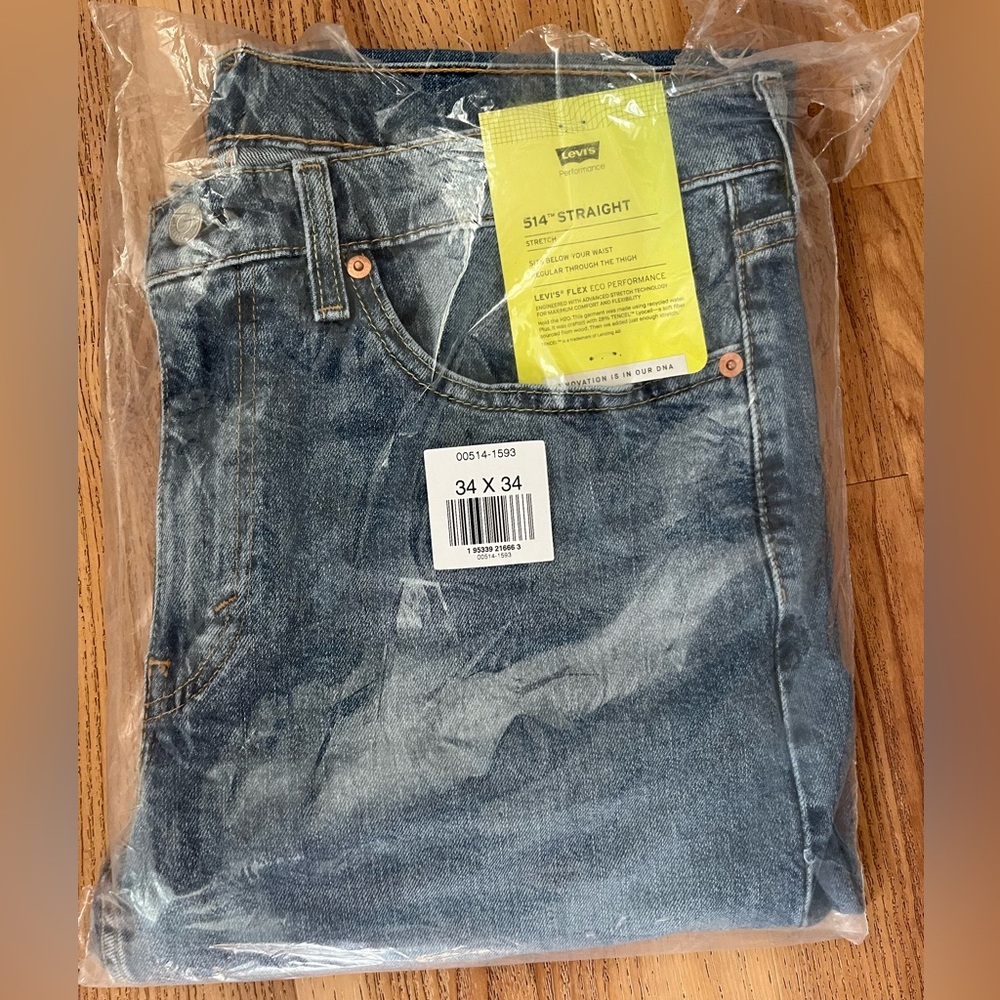 Men’s medium wash Levi’s 514 jeans